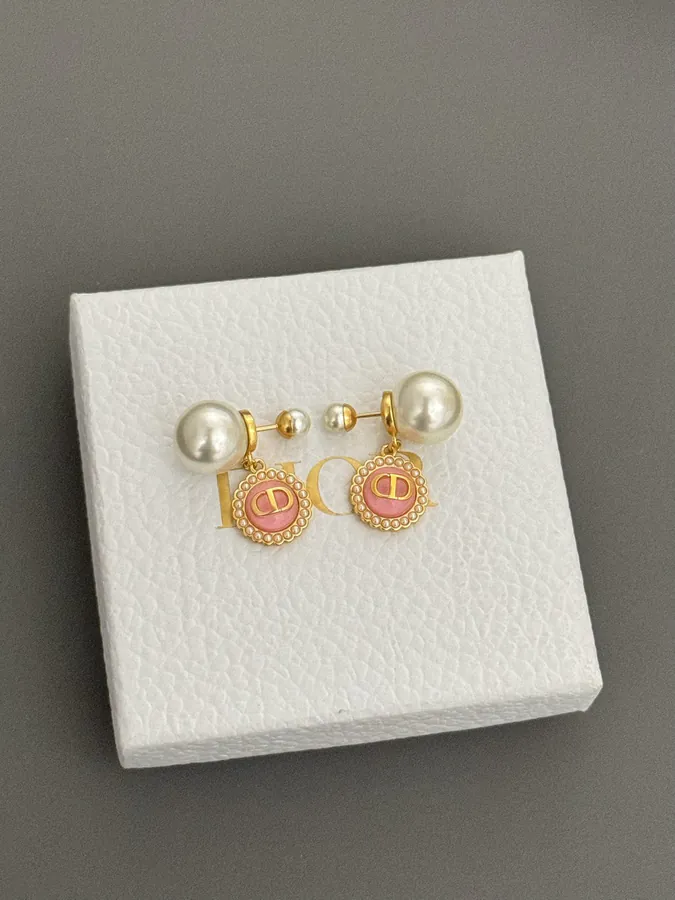 D琉璃珠耳钉 Elegant and Delicate Design