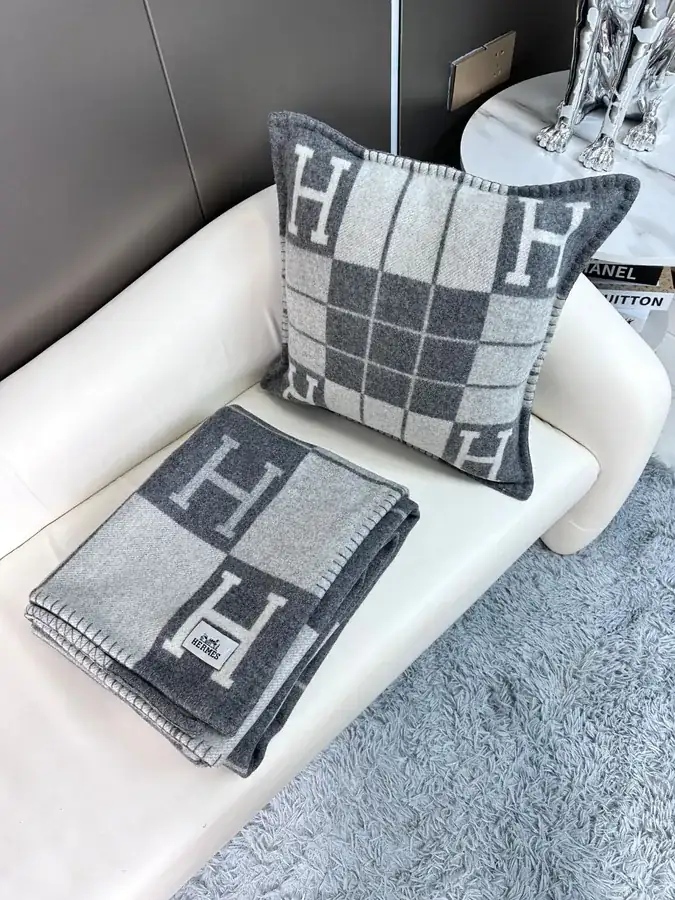 H Family Premium Cashmere Throw Blanket Classic Design, 170x135cm