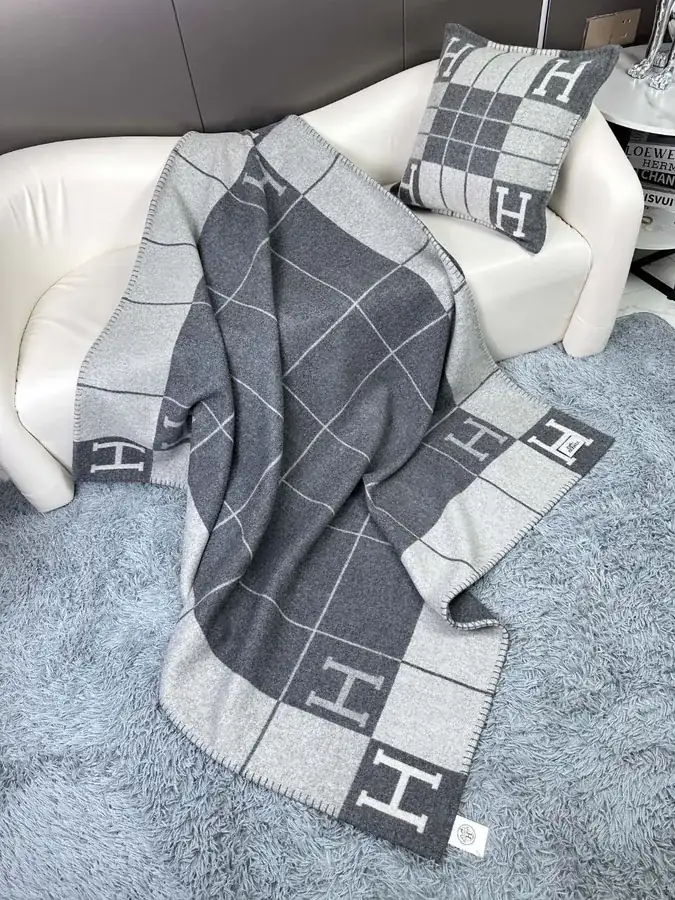 H Family Premium Cashmere Throw Blanket Classic Design, 170x135cm
