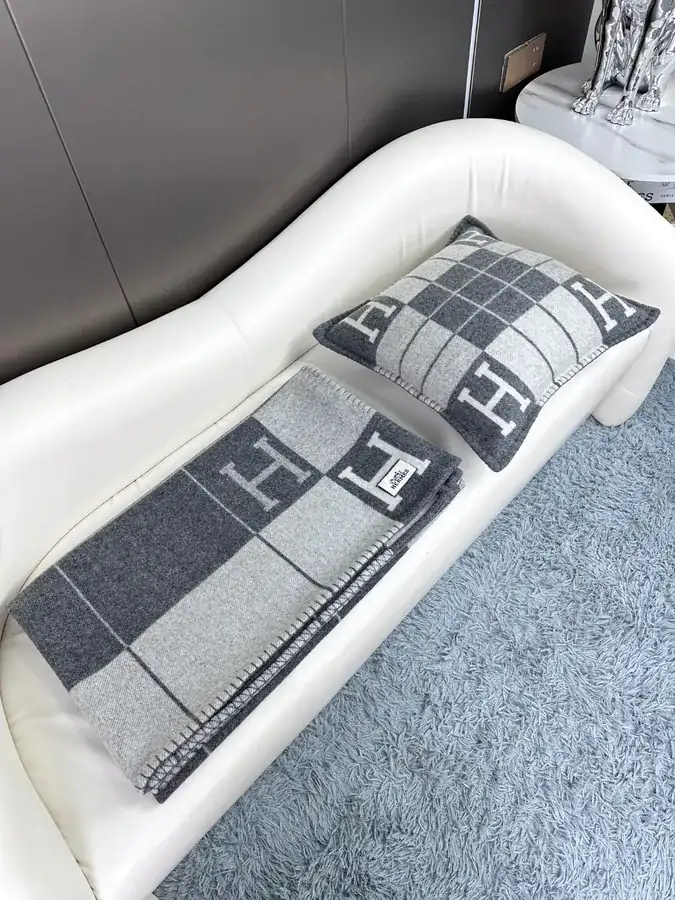 H Family Premium Cashmere Throw Blanket Classic Design, 170x135cm