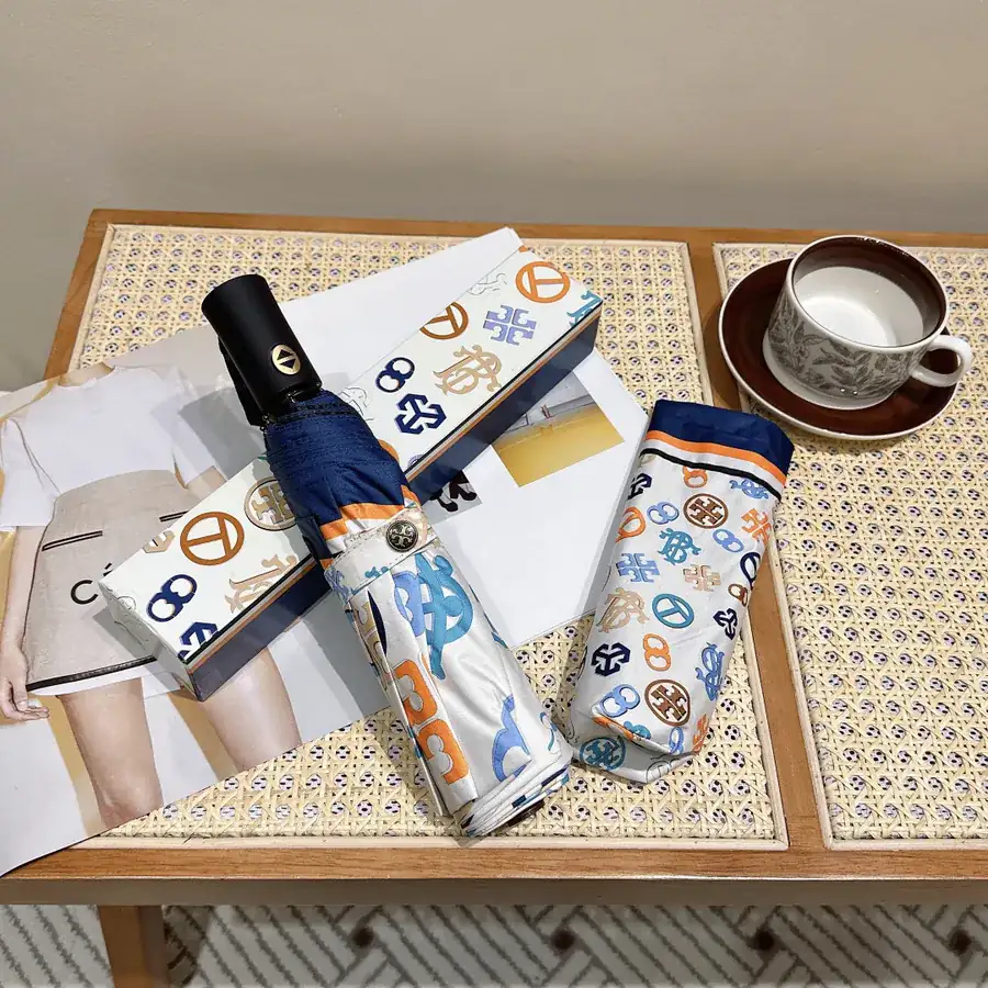 Tory Burch New Tote with Elegant Design and Practical Umbrella Hook
