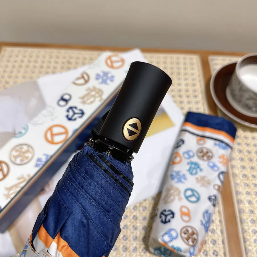 Tory Burch New Tote with Elegant Design and Practical Umbrella Hook