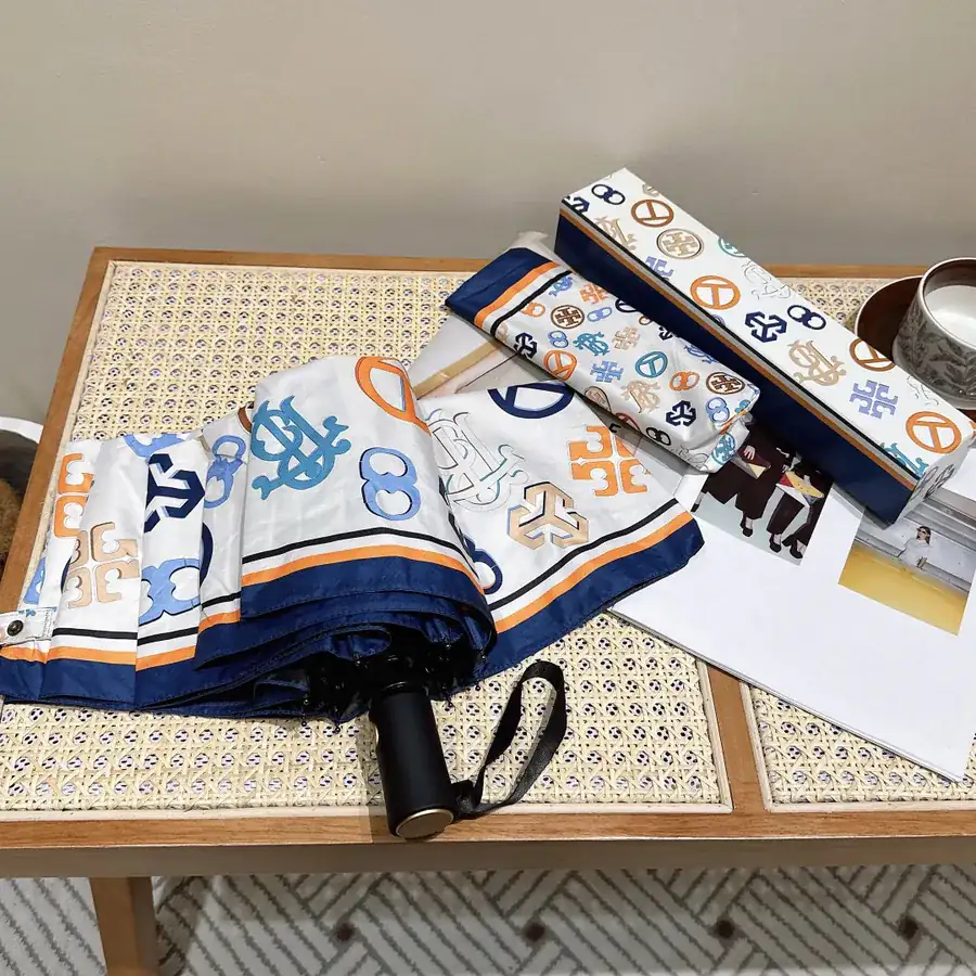 Tory Burch New Tote with Elegant Design and Practical Umbrella Hook