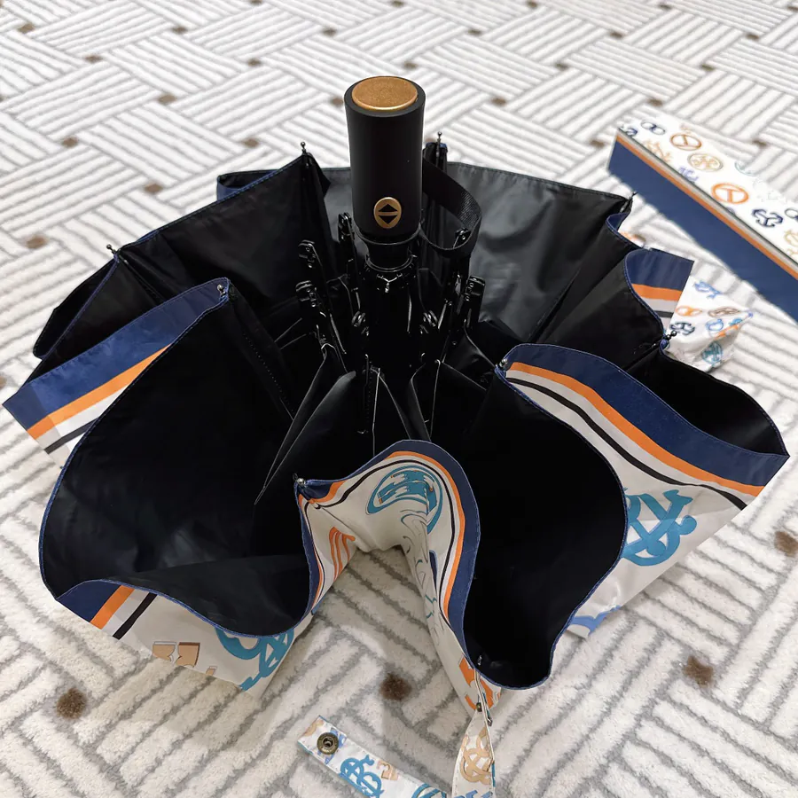 Tory Burch New Tote with Elegant Design and Practical Umbrella Hook