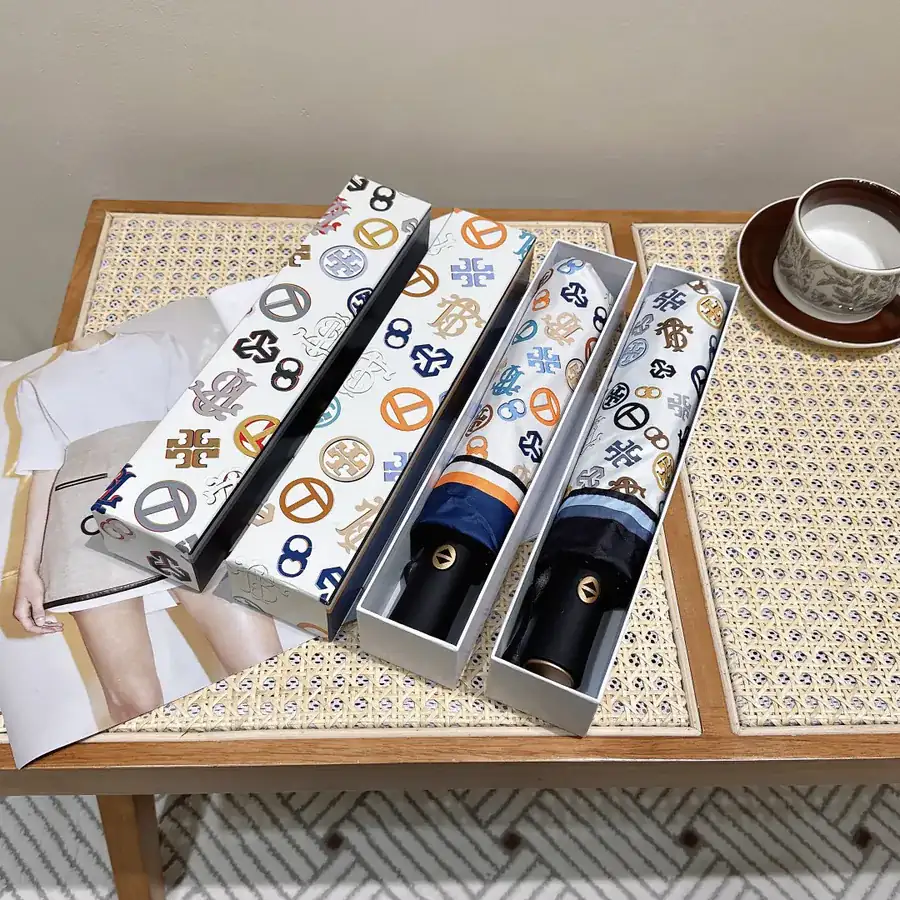 Tory Burch New Tote with Elegant Design and Practical Umbrella Hook