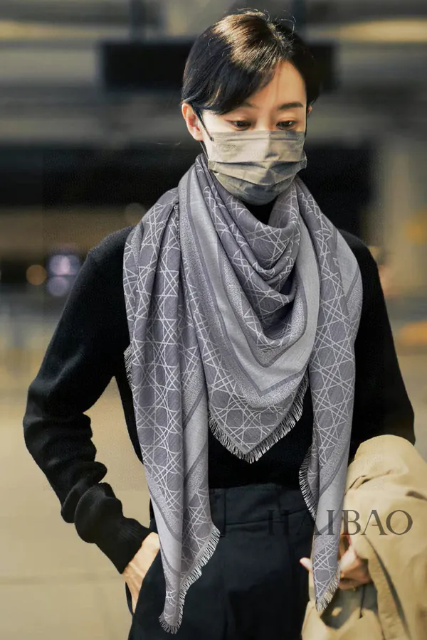 D藤格纹方巾 140 Perfect for Travel and Daily Use