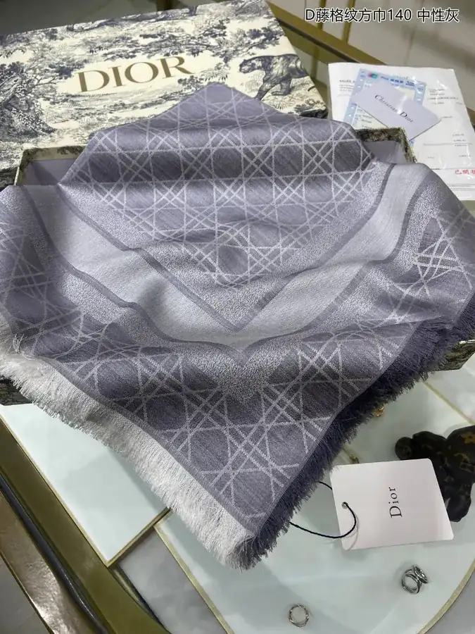 D藤格纹方巾 140 Perfect for Travel and Daily Use