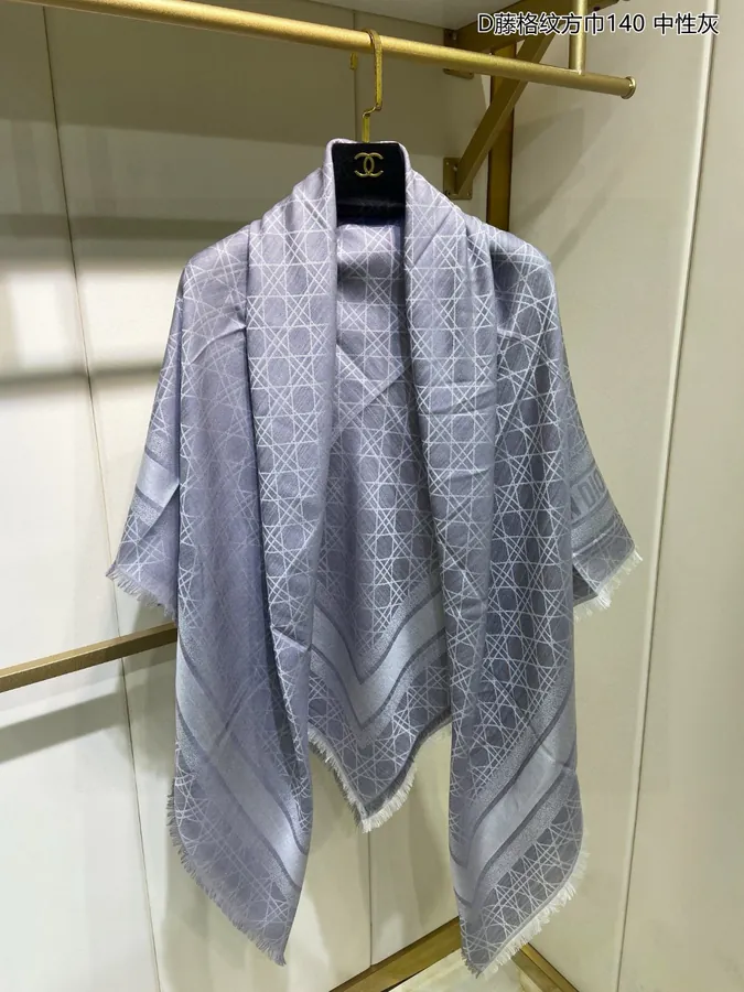D藤格纹方巾 140 Perfect for Travel and Daily Use