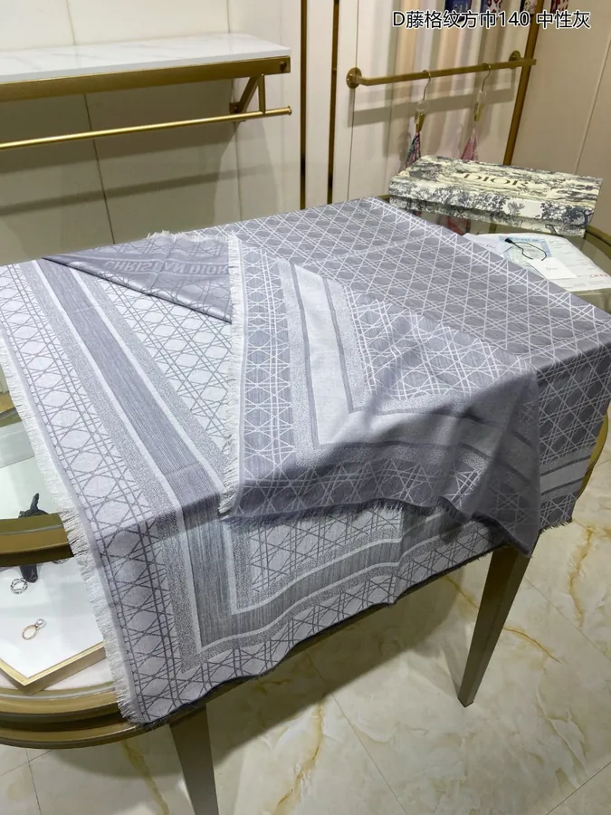 D藤格纹方巾 140 Perfect for Travel and Daily Use