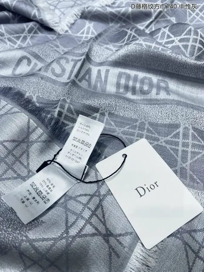 D藤格纹方巾 140 Perfect for Travel and Daily Use