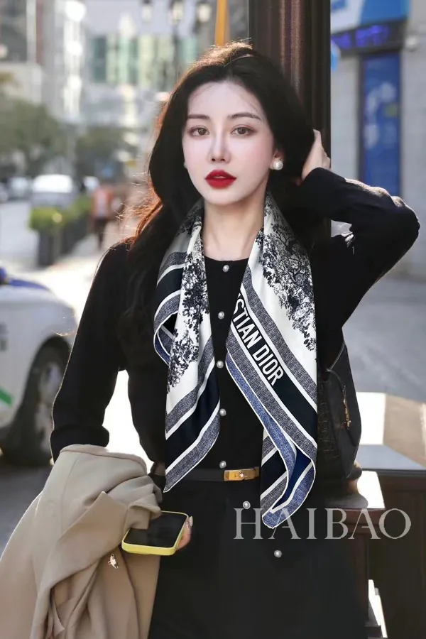 D菇伊 Jungle Double Sided 90cm Silk Scarf
