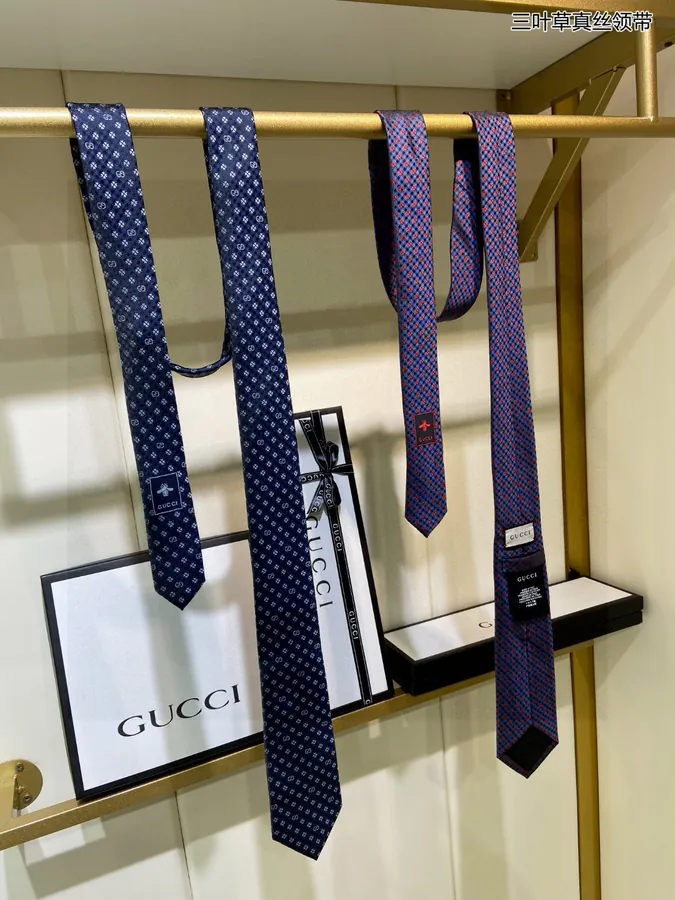 P60 G Family New Collection Leaf Pattern Silk Tie