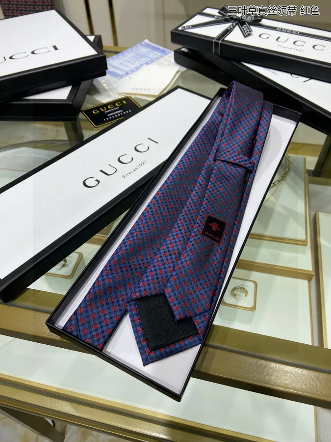 P60 G Family New Collection Leaf Pattern Silk Tie