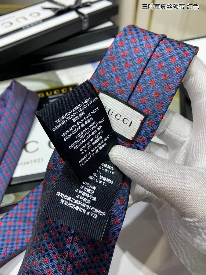 P60 G Family New Collection Leaf Pattern Silk Tie