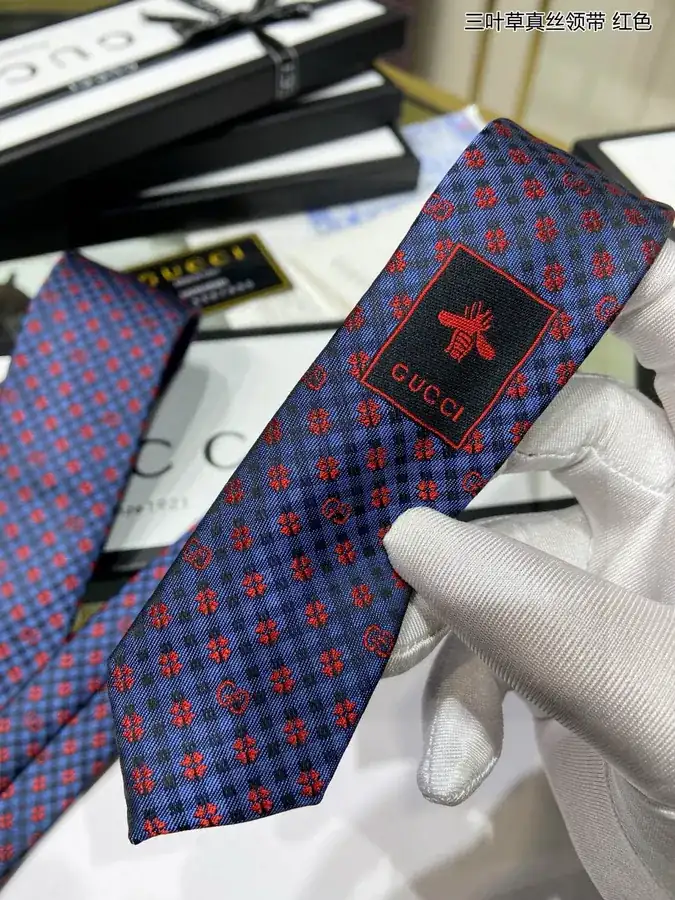 P60 G Family New Collection Leaf Pattern Silk Tie