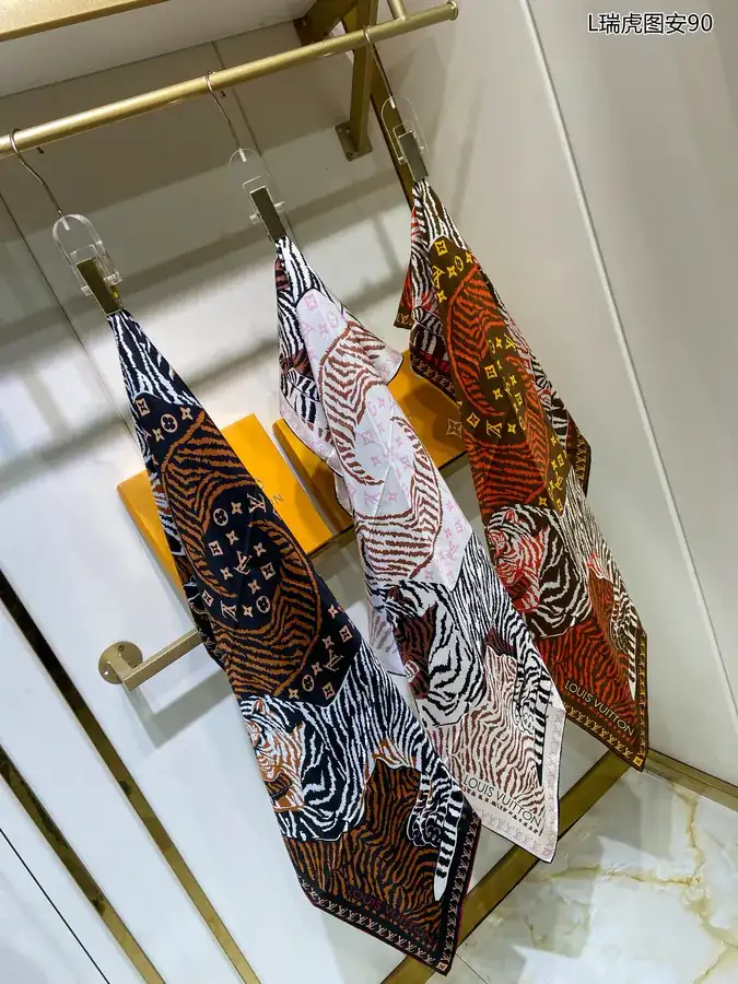 L瑞虎图案90 Tigergram Scarf with Monogram Pattern