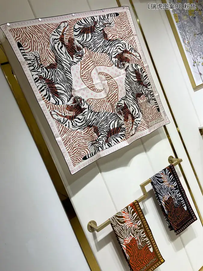 L瑞虎图案90 Tigergram Scarf with Monogram Pattern