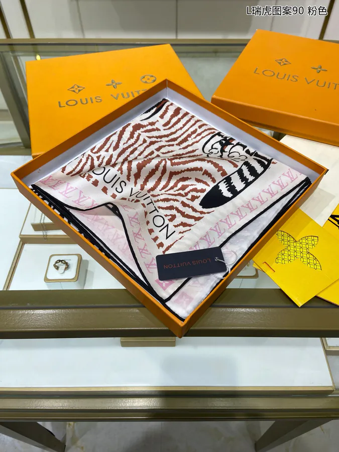 L瑞虎图案90 Tigergram Scarf with Monogram Pattern