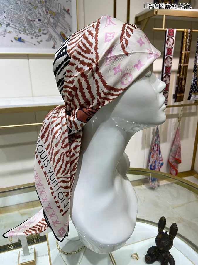 L瑞虎图案90 Tigergram Scarf with Monogram Pattern