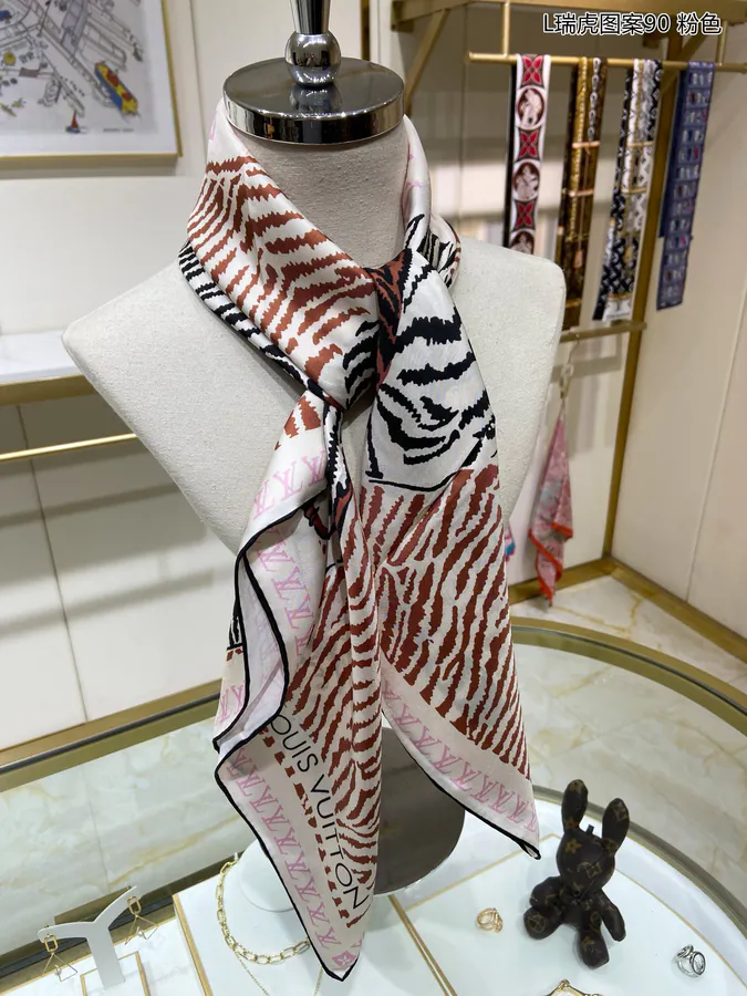 L瑞虎图案90 Tigergram Scarf with Monogram Pattern