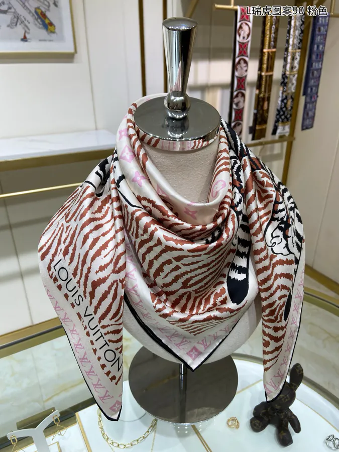 L瑞虎图案90 Tigergram Scarf with Monogram Pattern