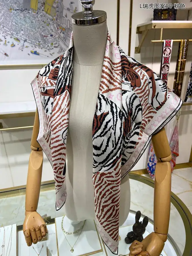 L瑞虎图案90 Tigergram Scarf with Monogram Pattern