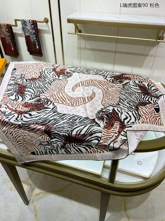 L瑞虎图案90 Tigergram Scarf with Monogram Pattern
