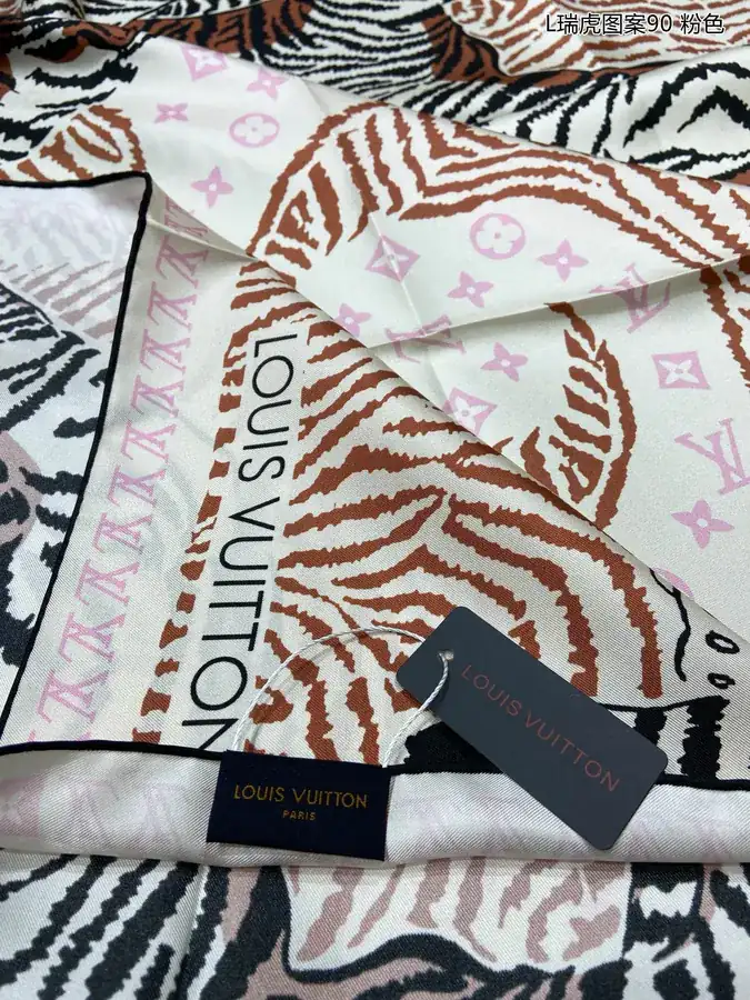 L瑞虎图案90 Tigergram Scarf with Monogram Pattern