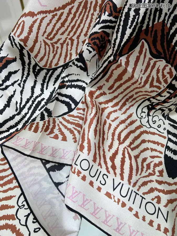 L瑞虎图案90 Tigergram Scarf with Monogram Pattern