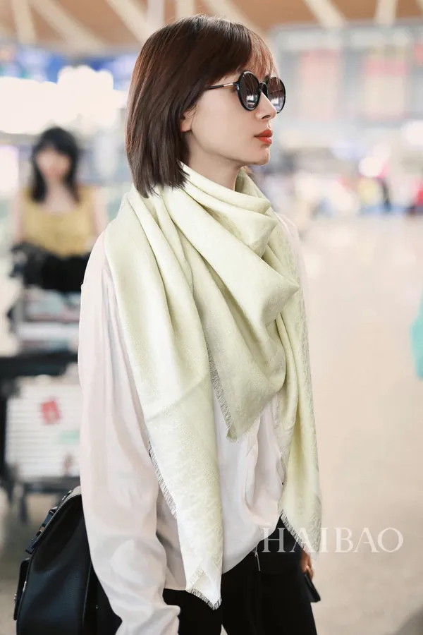 D Silver Thread Letter Scarf 140