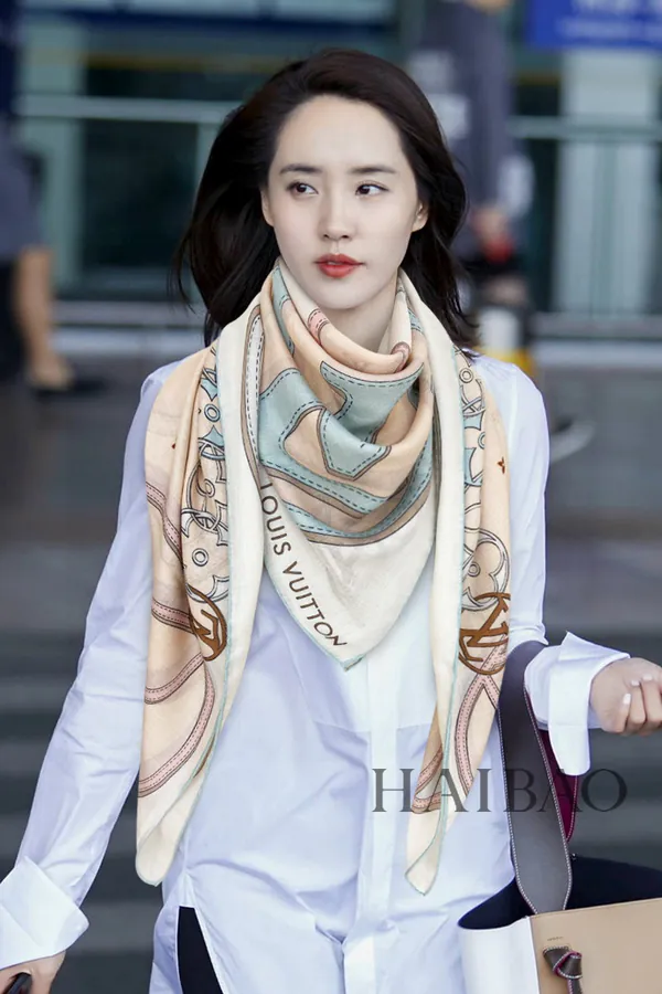 New P180 L Flower Overlapping Cashmere 140cm Square Scarf