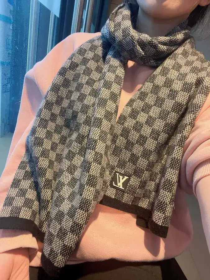 Classic Men's Grained Calfskin Scarf
