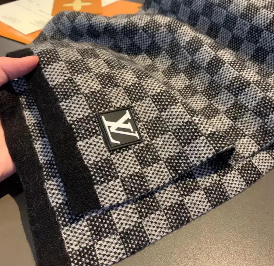 Classic Men's Grained Calfskin Scarf