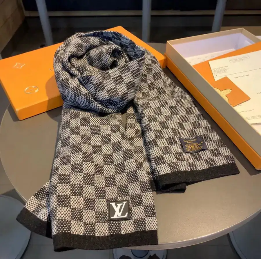Classic Men's Grained Calfskin Scarf