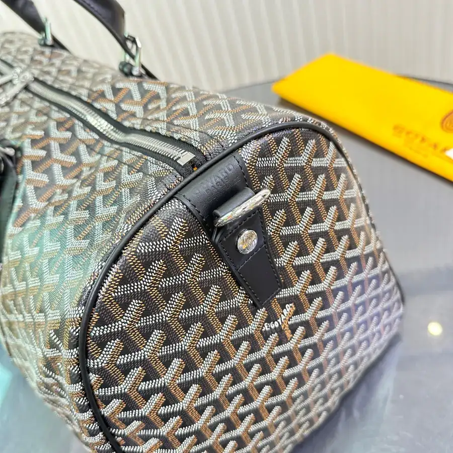 BOSTON 45 Travel Bag Ideal for Weekend Getaways and Business Trips