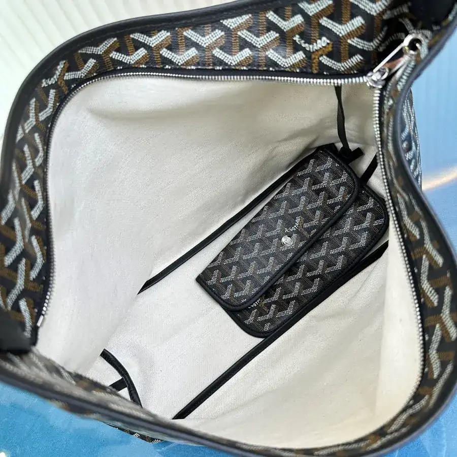 Goyard Bohème Hobo Bag Lightweight and Versatile