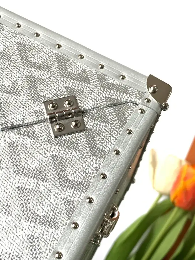 DE Tote with Y Shaped Grained Calfskin