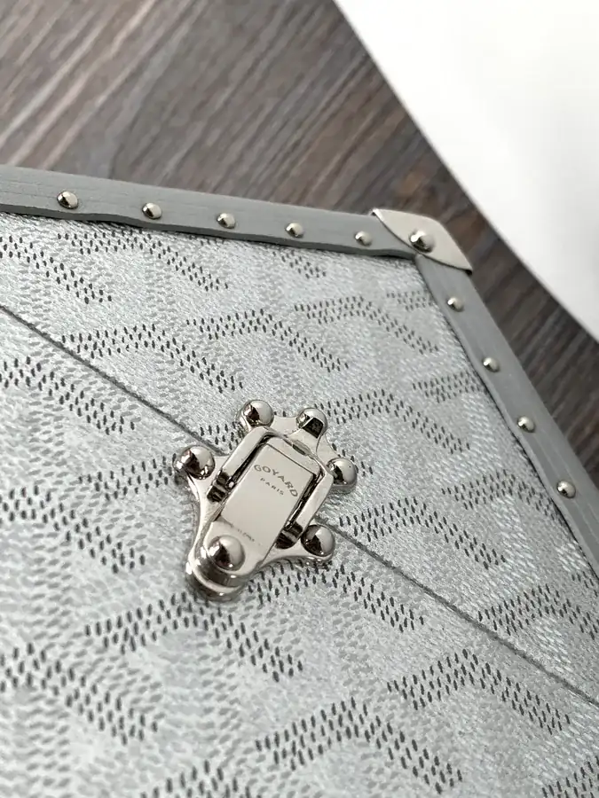 DE Tote with Y Shaped Grained Calfskin