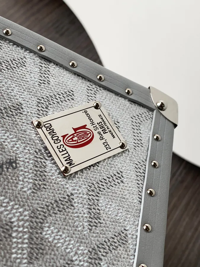 DE Tote with Y Shaped Grained Calfskin