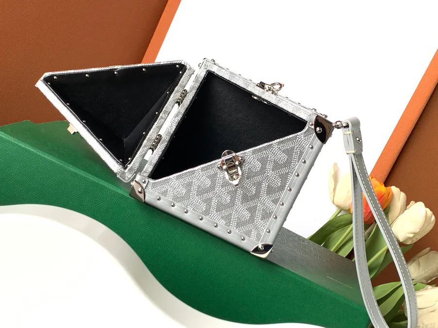 DE Tote with Y Shaped Grained Calfskin