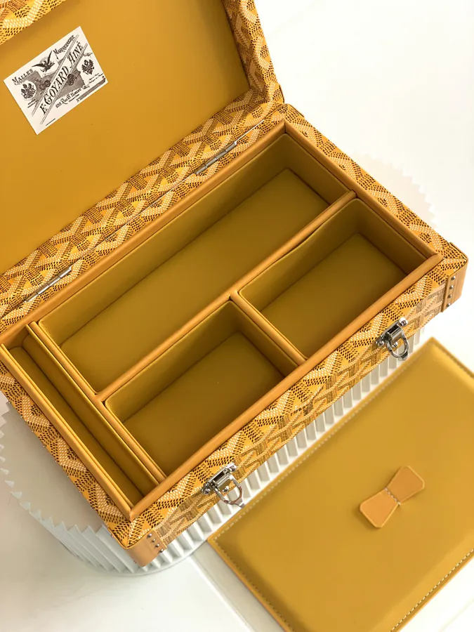 Customizable Jewelry Box in Elegant De Wood Series