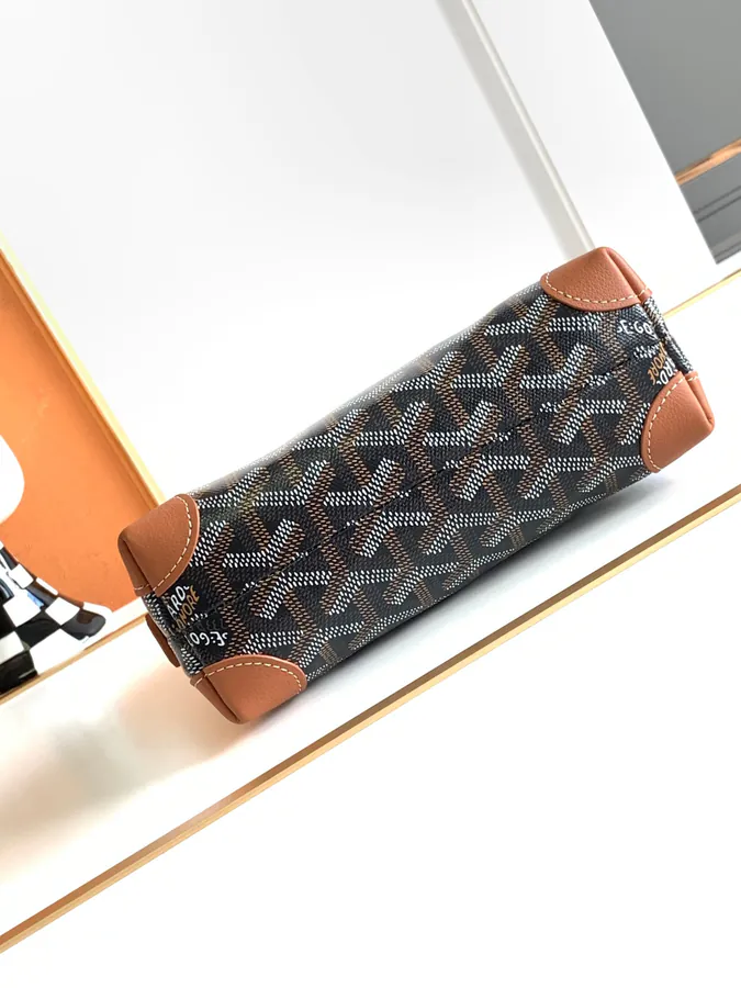 Mini Shell Shape Cosmetic Bag by Vendome