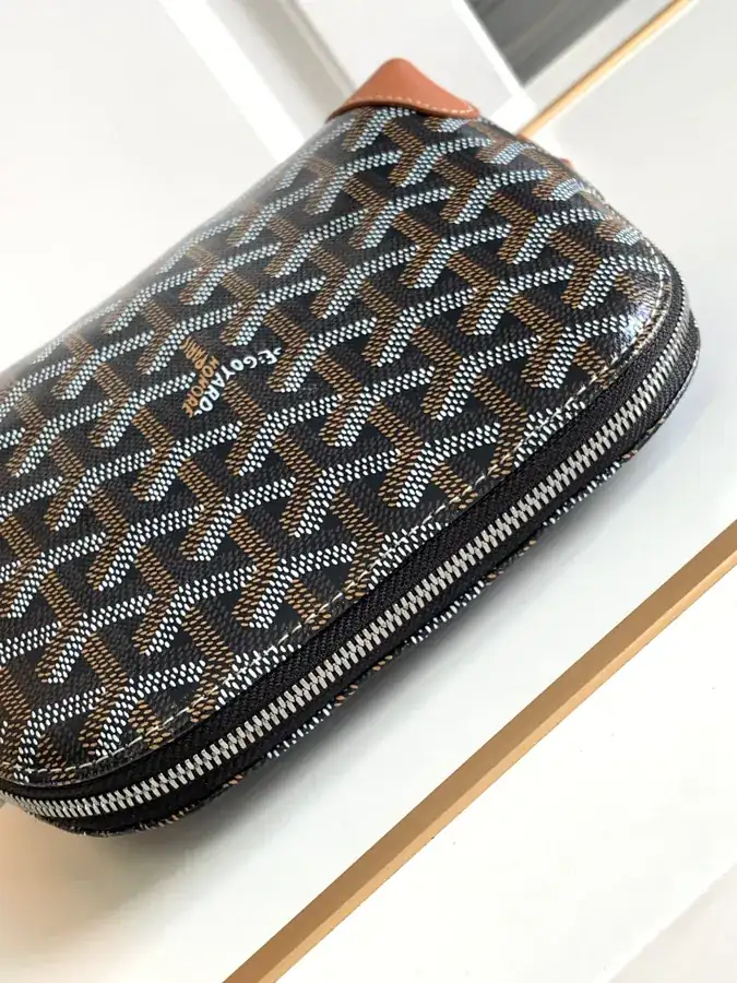 Mini Shell Shape Cosmetic Bag by Vendome