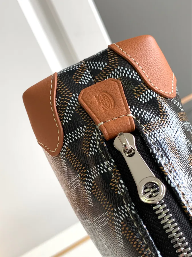 Mini Shell Shape Cosmetic Bag by Vendome