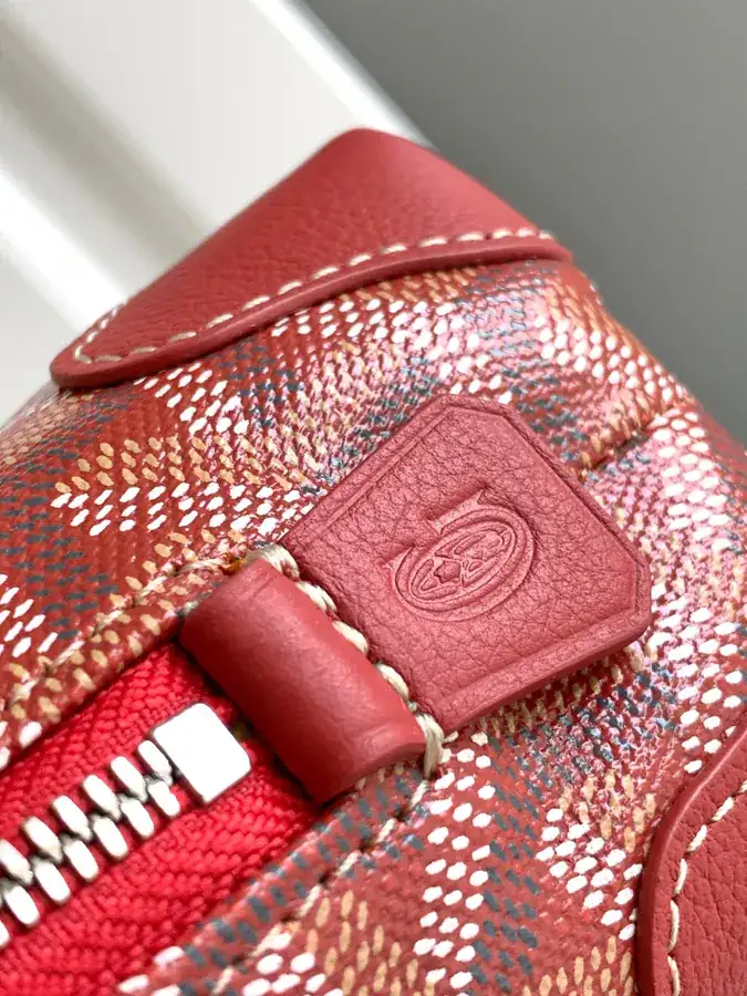 Mini Shell Shape Cosmetic Case