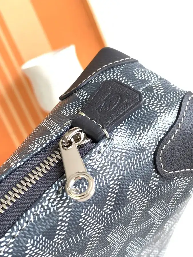 Mini Shell Shape Cosmetic Bag by Vendome