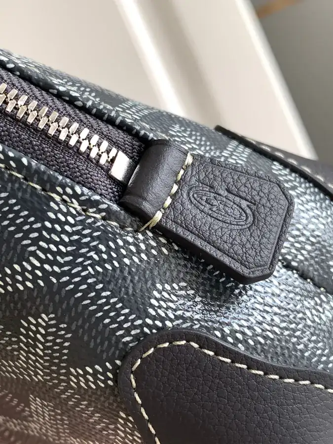 Mini Shell Shape Cosmetic Bag by Vendome