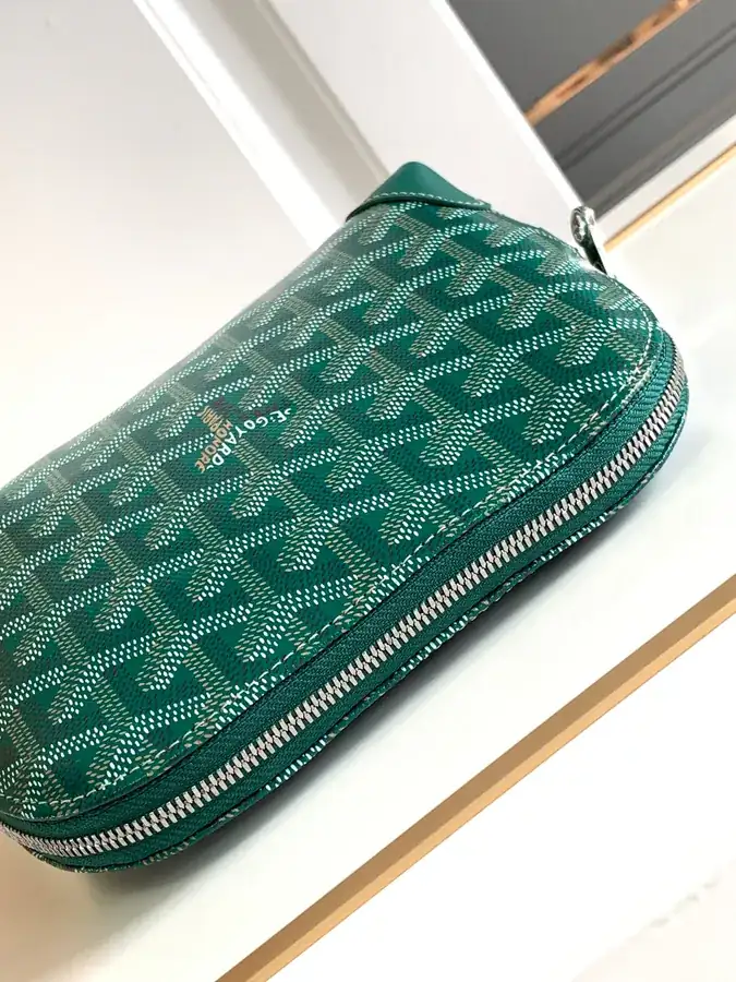 Mini Shell Shape Cosmetic Bag by Vendome