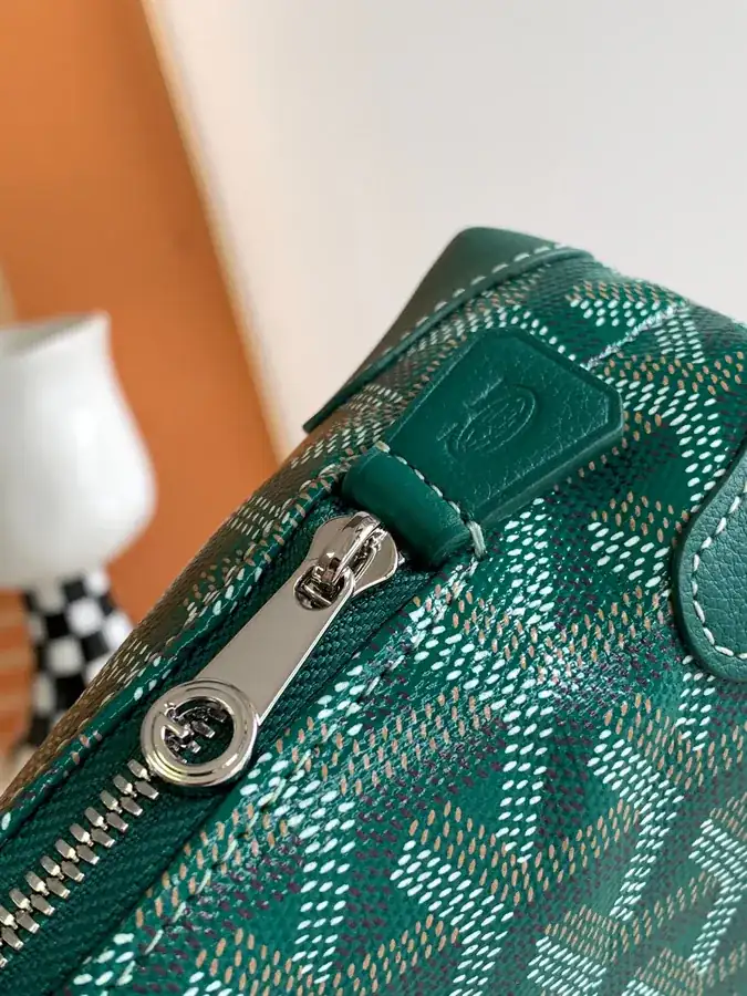 Mini Shell Shape Cosmetic Bag by Vendome