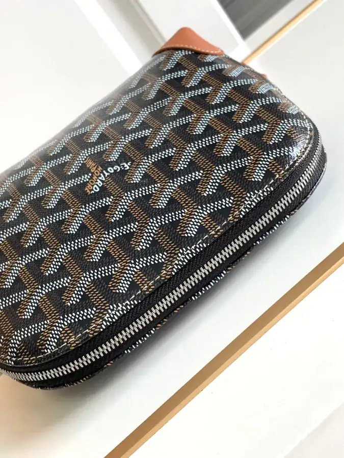 Mini Shell Shape Cosmetic Bag by Vendome